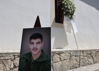 Έξω από το ναό στον Χώνο Μυλοποτάμου όπου έγινε η κηδεία του 21χρονου Νικήστρατου Γεμιστού, Πέμπτη 7 Μαΐου 2026 (φωτ.: EUROKINISSI / Στέφανος Ραπάνης)