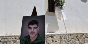 Έξω από το ναό στον Χώνο Μυλοποτάμου όπου έγινε η κηδεία του 21χρονου Νικήστρατου Γεμιστού, Πέμπτη 7 Μαΐου 2026 (φωτ.: EUROKINISSI / Στέφανος Ραπάνης)