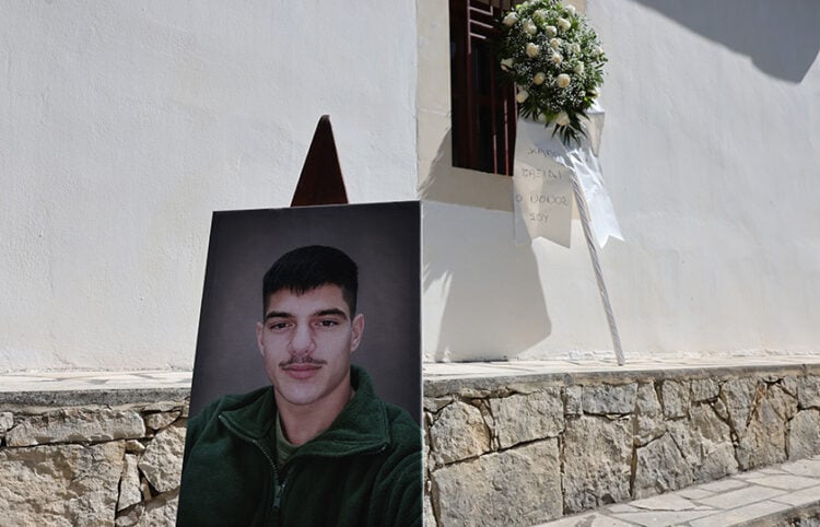 Έξω από το ναό στον Χώνο Μυλοποτάμου όπου έγινε η κηδεία του 21χρονου Νικήστρατου Γεμιστού, Πέμπτη 7 Μαΐου 2026 (φωτ.: EUROKINISSI / Στέφανος Ραπάνης)
