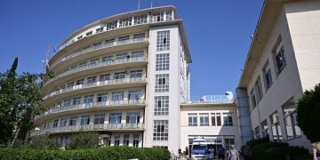 Το Νοσοκομείο ΚΑΤ, όπου νοσηλευόταν σε κρίσιμη κατάσταση η 17χρονη (EUROKINISSI / Μιχάλης Καραγιάννης)