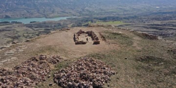 Αεροφωτογραφία αποτυπώνει τα ερείπια εκκλησιαστικού συγκροτήματος στην κορυφή του όρους της Παναγίας (Meryem Ana), με θέα προς την ευρύτερη περιοχή ανάμεσα στο φράγμα Ντάμσα και τα γύρω χωριά της Καππαδοκίας, στη Νεβσεχίρ της Τουρκίας (φωτ.: Anadolu Agency)