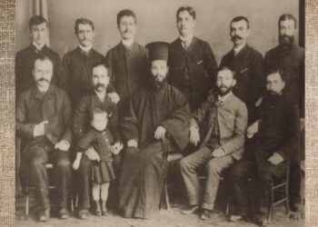 Δάσκαλοι του Σχολαρχείου Κερασούντας (1888). Όρθιοι από αριστερά προς τα δεξιά: Παναγ. Ερμείδης, Χαράλ. Ελευθεριάδης, Ιω. Σανταλίδης, Χρ. Αικατερινίδης, Γεωργ. Βαφειάδης. Καθιστοί από αριστερά προς τα δεξιά: Βασίλ. Εξακουστός, Δημ. Παπαδόπουλος, Ηλ. Καλπίδης (ο μετέπειτα Κορυτσάς Φώτιος, που δολοφονήθηκε από τους Βουλγάρους), Σωκρ. Σκούταρης, Νικ. Ευθυμιάδης. Η φωτογραφία ήταν προσφορά της Άννας Θεοφυλάκτου
