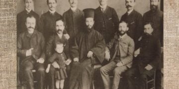 Δάσκαλοι του Σχολαρχείου Κερασούντας (1888). Όρθιοι από αριστερά προς τα δεξιά: Παναγ. Ερμείδης, Χαράλ. Ελευθεριάδης, Ιω. Σανταλίδης, Χρ. Αικατερινίδης, Γεωργ. Βαφειάδης. Καθιστοί από αριστερά προς τα δεξιά: Βασίλ. Εξακουστός, Δημ. Παπαδόπουλος, Ηλ. Καλπίδης (ο μετέπειτα Κορυτσάς Φώτιος, που δολοφονήθηκε από τους Βουλγάρους), Σωκρ. Σκούταρης, Νικ. Ευθυμιάδης. Η φωτογραφία ήταν προσφορά της Άννας Θεοφυλάκτου