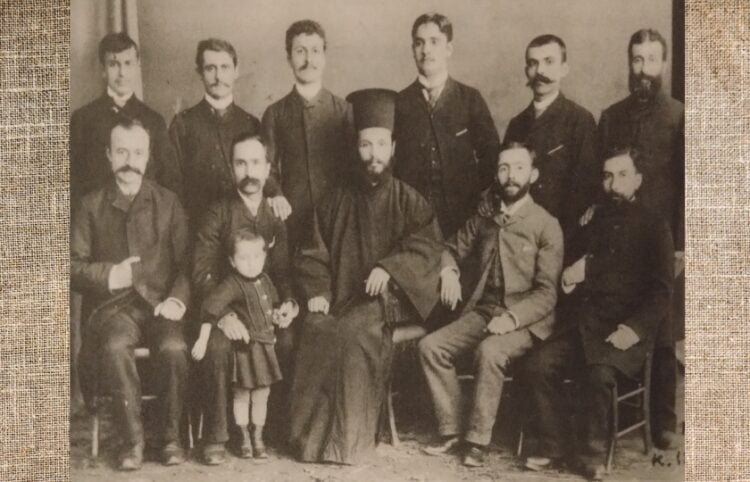 Δάσκαλοι του Σχολαρχείου Κερασούντας (1888). Όρθιοι από αριστερά προς τα δεξιά: Παναγ. Ερμείδης, Χαράλ. Ελευθεριάδης, Ιω. Σανταλίδης, Χρ. Αικατερινίδης, Γεωργ. Βαφειάδης. Καθιστοί από αριστερά προς τα δεξιά: Βασίλ. Εξακουστός, Δημ. Παπαδόπουλος, Ηλ. Καλπίδης (ο μετέπειτα Κορυτσάς Φώτιος, που δολοφονήθηκε από τους Βουλγάρους), Σωκρ. Σκούταρης, Νικ. Ευθυμιάδης. Η φωτογραφία ήταν προσφορά της Άννας Θεοφυλάκτου