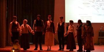 Στιγμιότυπο από τη μουσικοχορευτική παράσταση «Μικρά Ασία - Λίκνο Πολιτισμού, φως που φωτίζει τη μνήμη και το νου», Πέμπτη 7 Μαΐου 2026 (φωτ.: onlarissa.gr / Γιάννης Μυλωνάς)