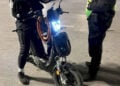 Έλεγχος σε οδηγό ηλεκτρικού πατινιού (φωτ.: Γραφείο Τύπου ΓΑΔΑ)