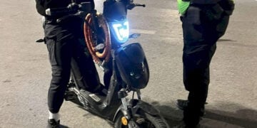 Έλεγχος σε οδηγό ηλεκτρικού πατινιού (φωτ.: Γραφείο Τύπου ΓΑΔΑ)