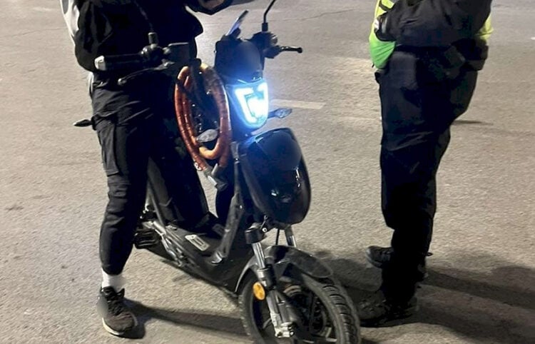 Έλεγχος σε οδηγό ηλεκτρικού πατινιού (φωτ.: Γραφείο Τύπου ΓΑΔΑ)