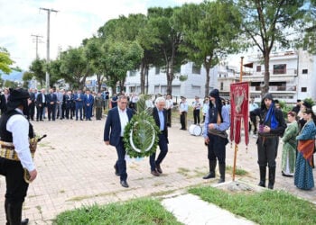 Κατάθεση στεφάνου από τον Κώστα Πελετίδη και τον Θόδωρο Τουλγαρίδη, Κυριακή 24 Μαΐου 2026 (φωτ.: Δήμος Πατρέων)