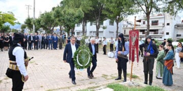 Κατάθεση στεφάνου από τον Κώστα Πελετίδη και τον Θόδωρο Τουλγαρίδη, Κυριακή 24 Μαΐου 2026 (φωτ.: Δήμος Πατρέων)