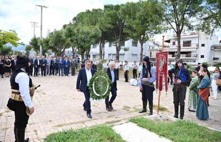Κατάθεση στεφάνου από τον Κώστα Πελετίδη και τον Θόδωρο Τουλγαρίδη, Κυριακή 24 Μαΐου 2026 (φωτ.: Δήμος Πατρέων)