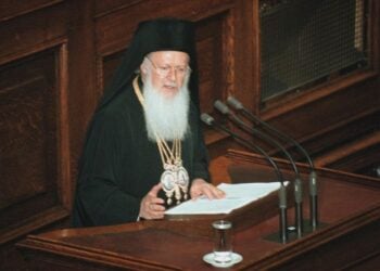 Με τιμές αρχηγού κράτους είχε υποδεχθεί το Κοινοβούλιο σε τιμητική συνεδρίασή του, τον Οικουμενικό Πατριάρχη Βαρθολομαίο στη Βουλή, το 1999. Παρών ήταν ο τότε Πρόεδρος της Δημοκρατίας Κωστής Στεφανόπουλος (φωτ. αρχείου: ΑΠΕ/ΜΑΡΟΓΙΑΝΝΗ Μ.)
