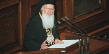 Με τιμές αρχηγού κράτους είχε υποδεχθεί το Κοινοβούλιο σε τιμητική συνεδρίασή του, τον Οικουμενικό Πατριάρχη Βαρθολομαίο στη Βουλή, το 1999. Παρών ήταν ο τότε Πρόεδρος της Δημοκρατίας Κωστής Στεφανόπουλος (φωτ. αρχείου: ΑΠΕ/ΜΑΡΟΓΙΑΝΝΗ Μ.)