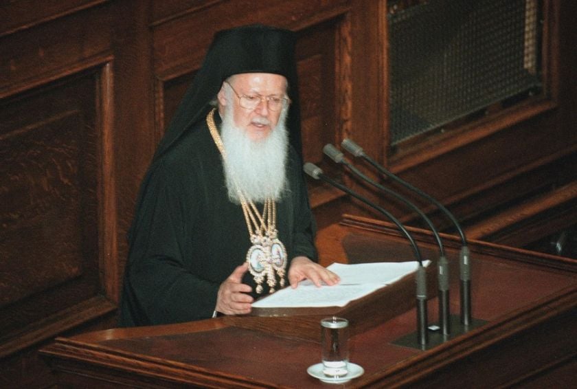 Με τιμές αρχηγού κράτους είχε υποδεχθεί το Κοινοβούλιο σε τιμητική συνεδρίασή του, τον Οικουμενικό Πατριάρχη Βαρθολομαίο στη Βουλή, το 1999. Παρών ήταν ο τότε Πρόεδρος της Δημοκρατίας Κωστής Στεφανόπουλος (φωτ. αρχείου: ΑΠΕ/ΜΑΡΟΓΙΑΝΝΗ Μ.)