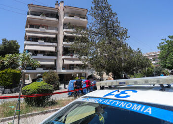 Η πολυκατοικία στην Ηλιούπολη από την ταράτσα της οποίας έπεσαν οι 17χρονες, Τρίτη 12 Μαΐου 2026.  (φωτ.: EUROKINISSI / Σωτήρης Δημητρόπουλος)