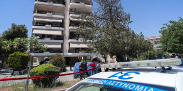 Η πολυκατοικία στην Ηλιούπολη από την ταράτσα της οποίας έπεσαν οι 17χρονες, Τρίτη 12 Μαΐου 2026.  (φωτ.: EUROKINISSI / Σωτήρης Δημητρόπουλος)
