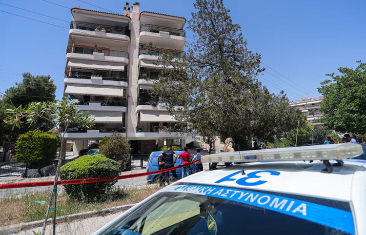 Η πολυκατοικία στην Ηλιούπολη από την ταράτσα της οποίας έπεσαν οι 17χρονες, Τρίτη 12 Μαΐου 2026. (φωτ.: EUROKINISSI / Σωτήρης Δημητρόπουλος)