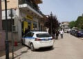 Περιπολικό έξω από το υποκατάστημα της τράπεζας όπου σημειώθηκε ένοπλη ληστεία, στην Κάτω Τιθορέα Φθιώτιδας, Δευτέρα 11 Μαΐου 2026 (φωτ.: ΑΠΕ-ΜΠΕ / Παναγιώτης Πραγιάννης)