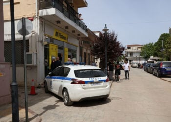 Περιπολικό έξω από το υποκατάστημα της τράπεζας όπου σημειώθηκε ένοπλη ληστεία, στην Κάτω Τιθορέα Φθιώτιδας, Δευτέρα 11 Μαΐου 2026  (φωτ.: ΑΠΕ-ΜΠΕ / Παναγιώτης Πραγιάννης)