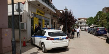Περιπολικό έξω από το υποκατάστημα της τράπεζας όπου σημειώθηκε ένοπλη ληστεία, στην Κάτω Τιθορέα Φθιώτιδας, Δευτέρα 11 Μαΐου 2026  (φωτ.: ΑΠΕ-ΜΠΕ / Παναγιώτης Πραγιάννης)