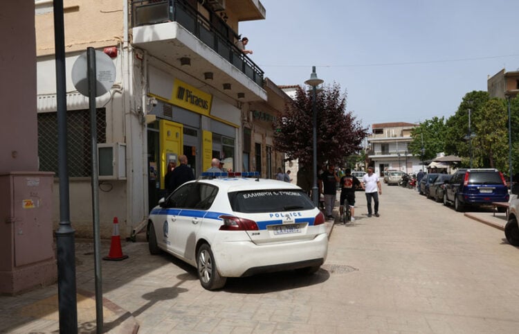 Περιπολικό έξω από το υποκατάστημα της τράπεζας όπου σημειώθηκε ένοπλη ληστεία, στην Κάτω Τιθορέα Φθιώτιδας, Δευτέρα 11 Μαΐου 2026 (φωτ.: ΑΠΕ-ΜΠΕ / Παναγιώτης Πραγιάννης)