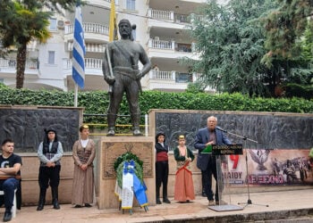 Στιγμιότυπο από την εκδήλωση μνήμης που έγινε το 2025 στην Πλατεία Καπετανίδη στη Βέροια (φωτ.: Facebook / Εύξεινος Λέσχη Βέροιας)
