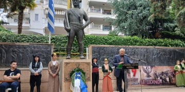 Στιγμιότυπο από την εκδήλωση μνήμης που έγινε το 2025 στην Πλατεία Καπετανίδη στη Βέροια (φωτ.: Facebook / Εύξεινος Λέσχη Βέροιας)