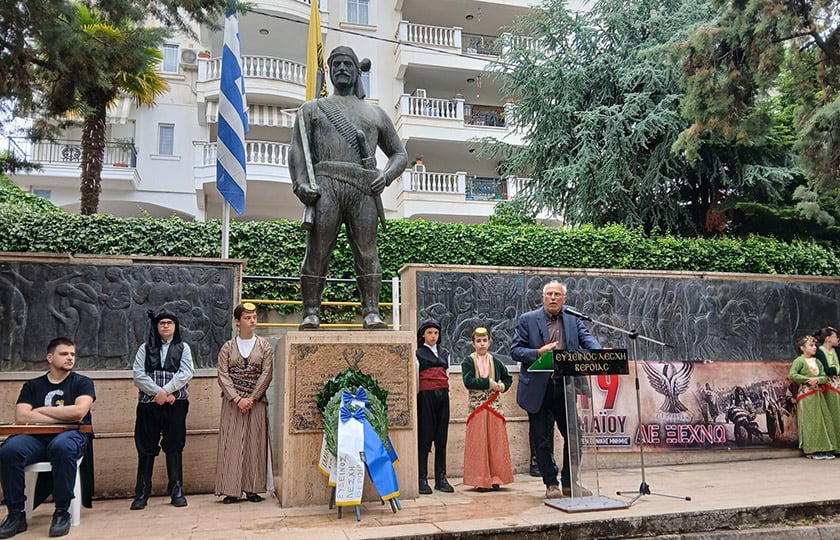 Στιγμιότυπο από την εκδήλωση μνήμης που έγινε το 2025 στην Πλατεία Καπετανίδη στη Βέροια (φωτ.: Facebook / Εύξεινος Λέσχη Βέροιας)