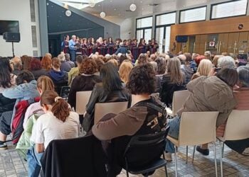 Στιγμιότυπο από την εκδήλωση στο φουαγιέ της Κοβενταρείου Βιβλιοθήκης Κοζάνης, Σάββατο 9 Μαΐου 2026 (φωτ.: kozan.gr)
