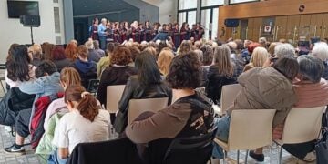 Στιγμιότυπο από την εκδήλωση στο φουαγιέ της Κοβενταρείου Βιβλιοθήκης Κοζάνης, Σάββατο 9 Μαΐου 2026 (φωτ.: kozan.gr)