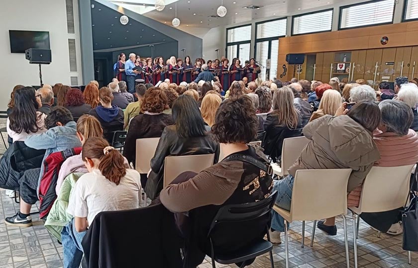 Στιγμιότυπο από την εκδήλωση στο φουαγιέ της Κοβενταρείου Βιβλιοθήκης Κοζάνης, Σάββατο 9 Μαΐου 2026 (φωτ.: kozan.gr)