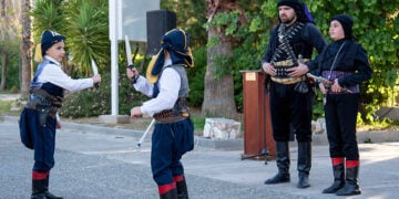 Μικρά μέλη της Ένωσης Ποντίων Νίκαιας-Κορυδαλλού στο Μνημείου «Ξεριζωμού», Κυριακή 17 Μαΐου 2026 (φωτ.: Δήμος Νίκαιας - Αγ. Ι. Ρέντη)