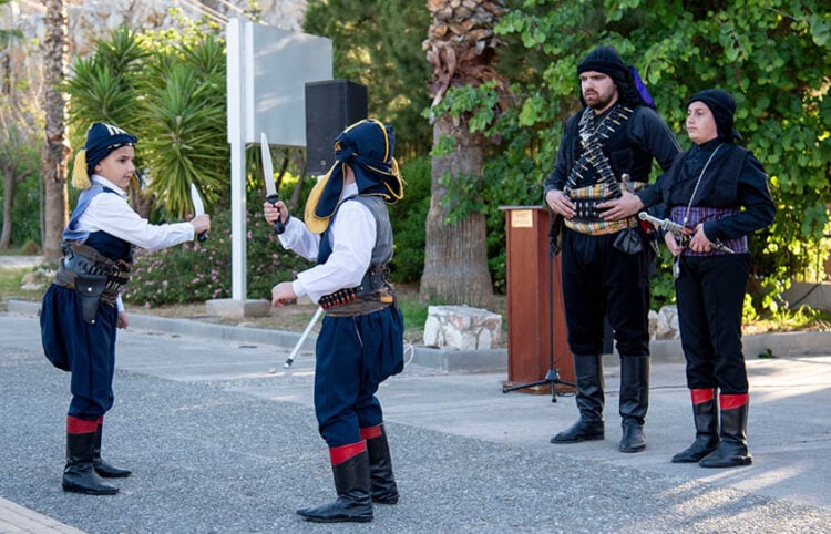 Μικρά μέλη της Ένωσης Ποντίων Νίκαιας-Κορυδαλλού στο Μνημείου «Ξεριζωμού», Κυριακή 17 Μαΐου 2026 (φωτ.: Δήμος Νίκαιας - Αγ. Ι. Ρέντη)