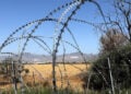 Άποψη της «νεκρής ζώνης» που χωρίζει την Κύπρο, με τα συρματοπλέγματα και τη σημαία του ψευδοκράτους να δεσπόζει στο βουνό πάνω από τη Λευκωσία. Η Κύπρος παραμένει διαιρεμένη από το 1974, όταν η Τουρκία εισέβαλε και κατέλαβε το βόρειο τμήμα του νησιού
(φωτ.: EPA / Katia Christodoulou)