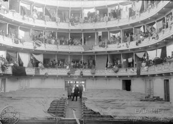 Το Δημοτικό Θέατρο προσωρινό «σπίτι» για τους ξεριζωμένους της Μικρασιατικής Καταστροφής. Η φωτογραφία είναι του Ζόζεφ Χεπ (πηγή: ΕΛΙΑ-ΜΙΕΤ)