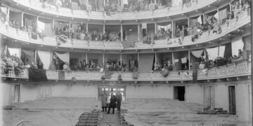 Το Δημοτικό Θέατρο προσωρινό «σπίτι» για τους ξεριζωμένους της Μικρασιατικής Καταστροφής. Η φωτογραφία είναι του Ζόζεφ Χεπ (πηγή: ΕΛΙΑ-ΜΙΕΤ)