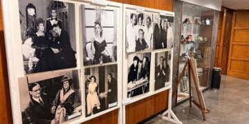 Ο φετινός Μήνας Θεάτρου & Ελληνικού Λόγου είναι αφιερωμένος στον Δημήτρη Ψαθά. Στο φουαγιέ των «Αργοναυτών-Κομνηνών» φιλοξενήθηκε έκθεση φωτογραφίας, με πρωταγωνιστές των έργων του (φωτ.: Facebook / Σύλλογος Ποντίων «Αργοναύται-Κομνηνοί»)