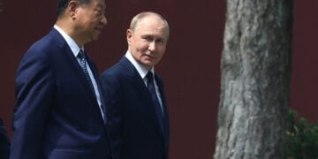 Ο Βλαντίμιρ Πούτιν και ο Σι Τζινπίνγκ κατά τη διάρκεια συνάντησής τους στο συγκρότημα Τζονγκνανχάι, επίσημη κατοικία της κινεζικής ηγεσίας. Πεκίνο, 2 Σεπτεμβρίου 2025 (φωτ.: EPA / Alexander Kazakov / Sputnik / Kremlin Pool)