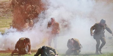 Από παλαιότερη αναβίωση της μάχης (φωτ.: ΥΕΘΑ / EUROKINISSI)