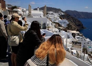 Τουριστική κίνηση στη Σαντορίνη, Σάββατο 12 Απριλίου 2025 (φωτ.: EUROKINISSI / Γιώργος Κονταρίνης)