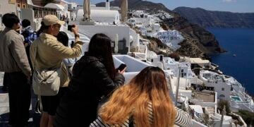 Τουριστική κίνηση στη Σαντορίνη, Σάββατο 12 Απριλίου 2025 (φωτ.: EUROKINISSI / Γιώργος Κονταρίνης)
