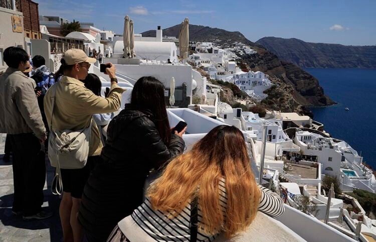 Τουριστική κίνηση στη Σαντορίνη, Σάββατο 12 Απριλίου 2025 (φωτ.: EUROKINISSI / Γιώργος Κονταρίνης)