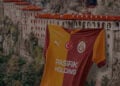 Η φανέλα της Γαλατασαράι πάνω στην Παναγία Σουμελά (πηγή: Χ)