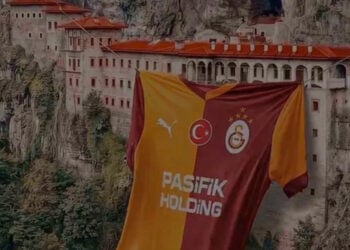 Η φανέλα της Γαλατασαράι πάνω στην Παναγία Σουμελά (πηγή: Χ)
