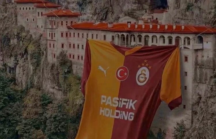 Η φανέλα της Γαλατασαράι πάνω στην Παναγία Σουμελά (πηγή: Χ)