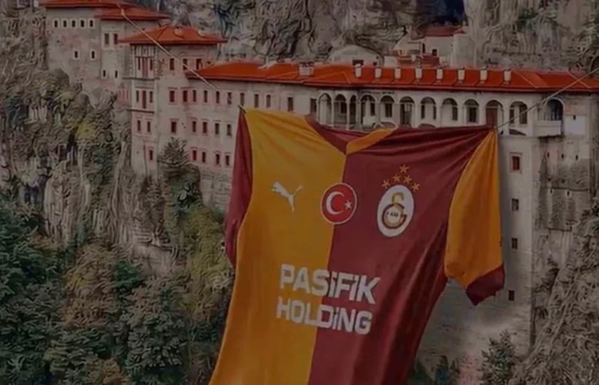 Η φανέλα της Γαλατασαράι πάνω στην Παναγία Σουμελά (πηγή: Χ)