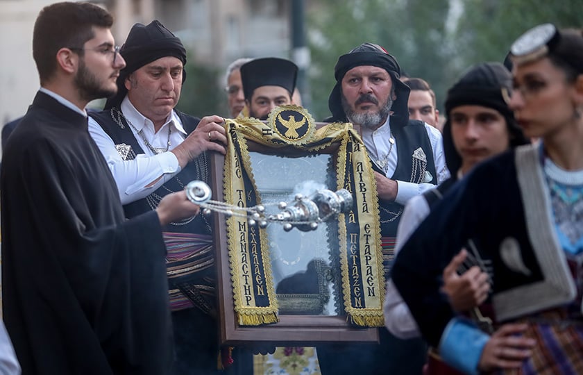 Στιγμιότυπο από τη μεταφορά της εικόνας της Σουμελά στον Άγιο Δημήτριο Αμπελοκήπων, στην Αθήνα. Τρίτη 18 Οκτωβρίου 2022 (φωτ.: EUROKINISSI / Κώστας Τζούμας)