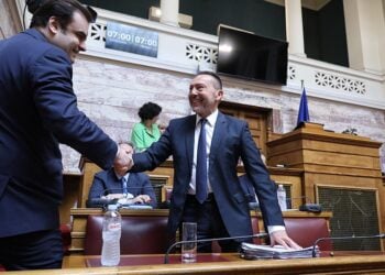 Ο Γιάννης Στουρνάρας ανταλλάσσει χειραψία με τον Κυριάκο Πιερρακάκη στη Βουλή, Δευτέρα 25 Μαΐου 2026 (φωτ.: EUROKINISSI / Γιάννης Παναγόπουλος)
