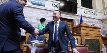 Ο Γιάννης Στουρνάρας ανταλλάσσει χειραψία με τον Κυριάκο Πιερρακάκη στη Βουλή, Δευτέρα 25 Μαΐου 2026 (φωτ.: EUROKINISSI / Γιάννης Παναγόπουλος)