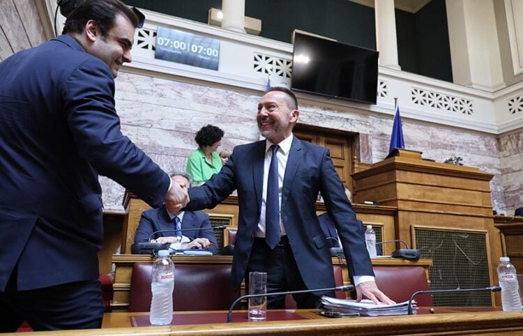 Ο Γιάννης Στουρνάρας ανταλλάσσει χειραψία με τον Κυριάκο Πιερρακάκη στη Βουλή, Δευτέρα 25 Μαΐου 2026 (φωτ.: EUROKINISSI / Γιάννης Παναγόπουλος)